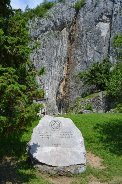 "Az Aggteleki- és a Szlovák-karszt barlangjai. Unesco 1995." feliratú kő