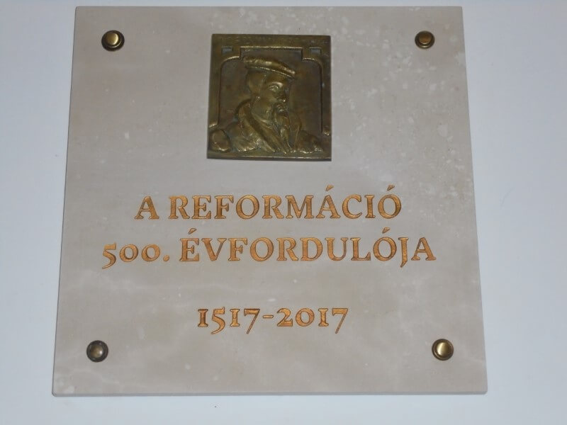 A reformáció 500. évfordulójának emléktáblája az Arad Belvárosi Református templomban
