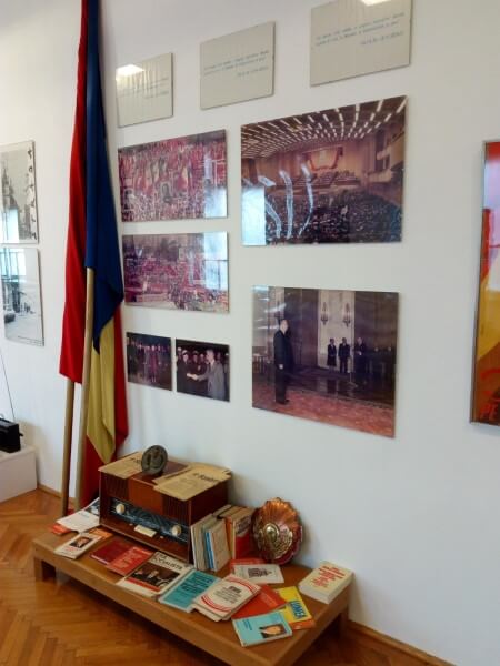 Az aradi Kultúrpalotában az 1989-es romániai forradalom kiállítása zászlókkal, könyvekkel és fotókkal
