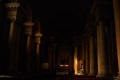 A Páduai Szent Antal-katedrális félhomályban belülről