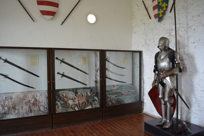 Hadtörténeti kiállítás Boldogkőváralja várában: kardok és páncél
