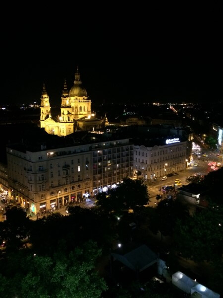 Látkép a Budapest Eye óriáskerékről a Szent István-bazilikára