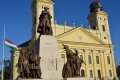 Debrecen Kossuth Lajos szobor, a háttérben a Nagytemplom