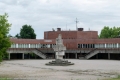 Edelény - Három tavasz emlékmű a Művelődési Központ előtt