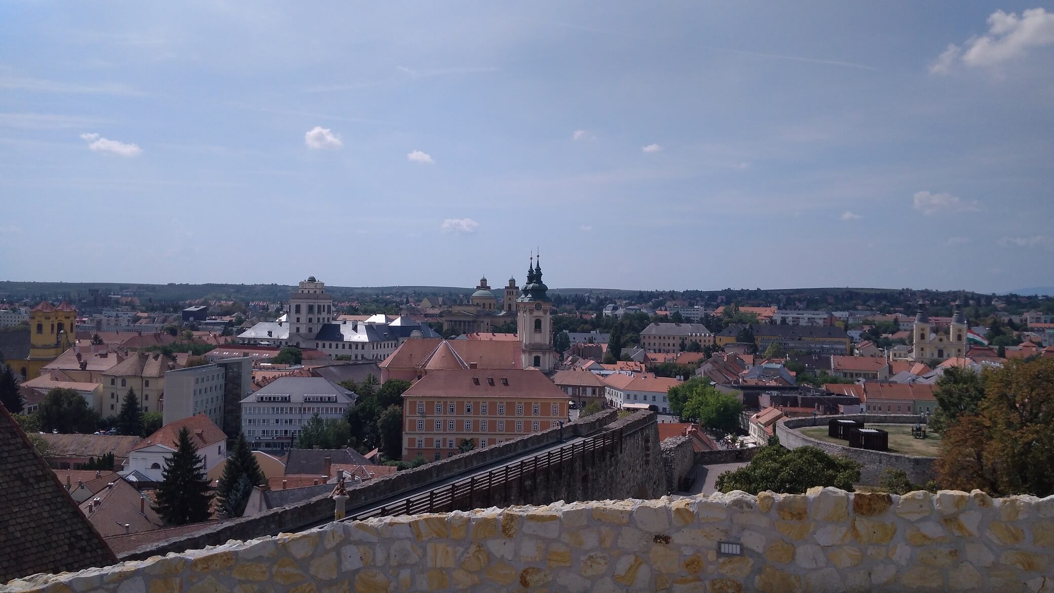 Eger város látképe a várból