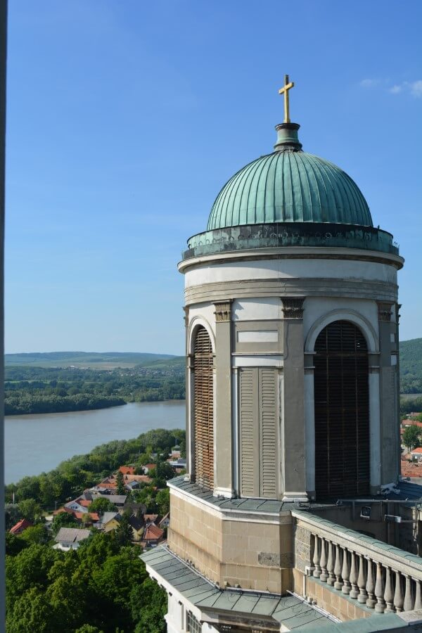 Esztergomi Bazilika tornya és a város látképe