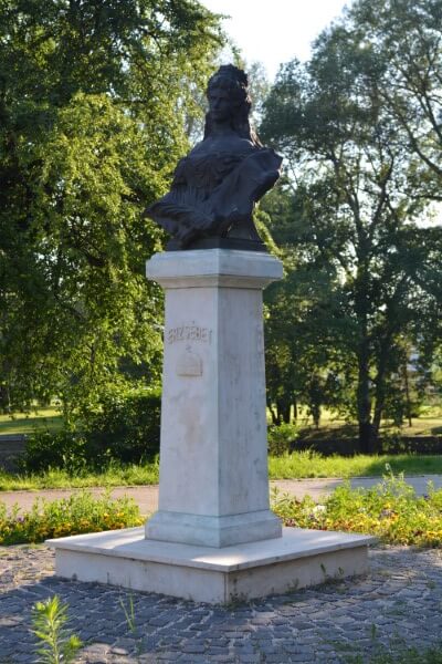 Esztergom Erzsébet királyné szobra