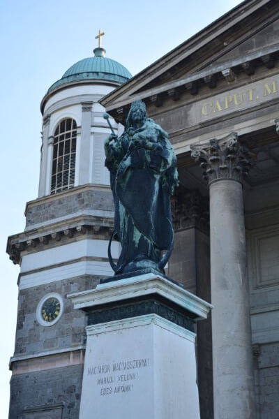 Esztergom a Magyarok Nagyasszonya szobor a bazilika előtt