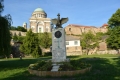 Esztergomi Sobieski emlékmű a bazilika és a vár előtt