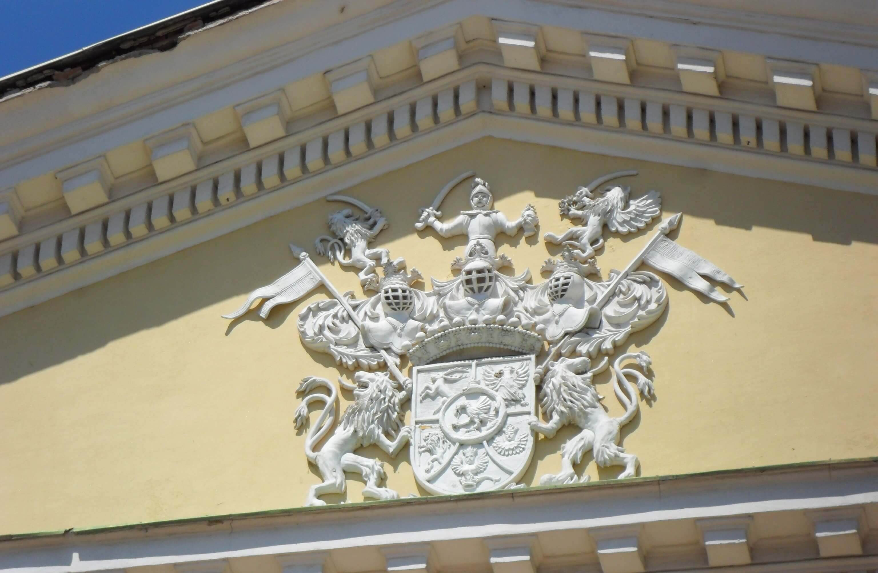 Fót Károlyi kastély címere