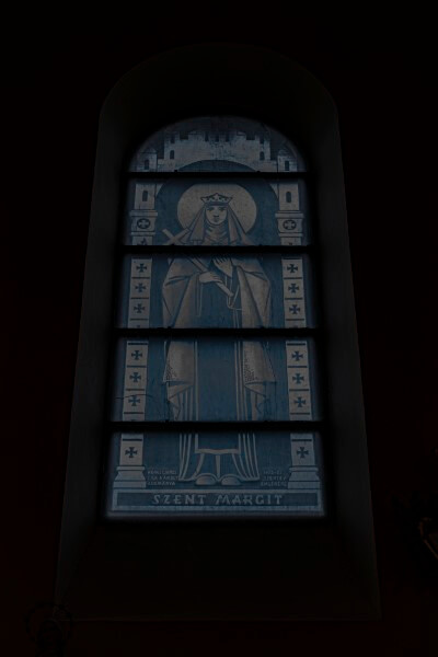 Gávavencsellő - Szent Margit metszett üveg ablak a Munkás Szent József templomban