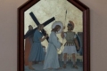Gávavencsellő - Keresztút: 5. Cirenei Simon segít vinni Jézusnak a keresztet