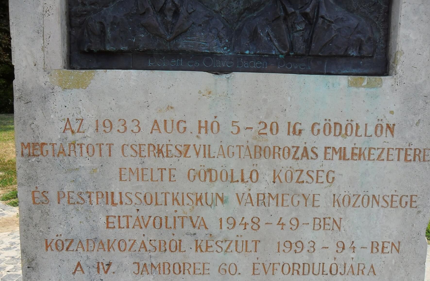 Gödöllő Grassalkovich kastély parkja Cserkész világtáborozás emlékszobor táblája