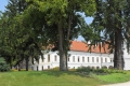 Gödöllő Grassalkovich kastély a fák mögött