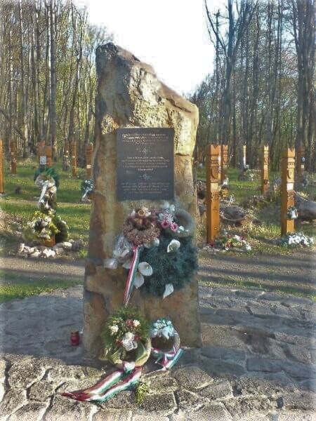 A Hejcén lezuhant szlovák katonai repülőgép emlékműje az emlékhelyen
