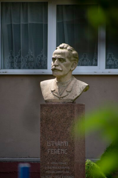 Hollóháza - Istványi Ferenc a díszműkermia megalapítójának szobra