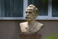Hollóháza - Istványi Ferenc a díszműkermia megalapítójának szobra