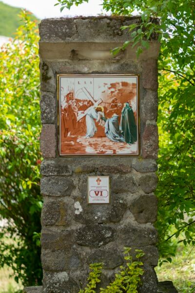 Hollóháza - Szent László római katolikus templom - Keresztút: 6. Veronika kendőt nyújt Jézusnak