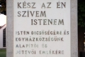 A kereszt márványtáblája