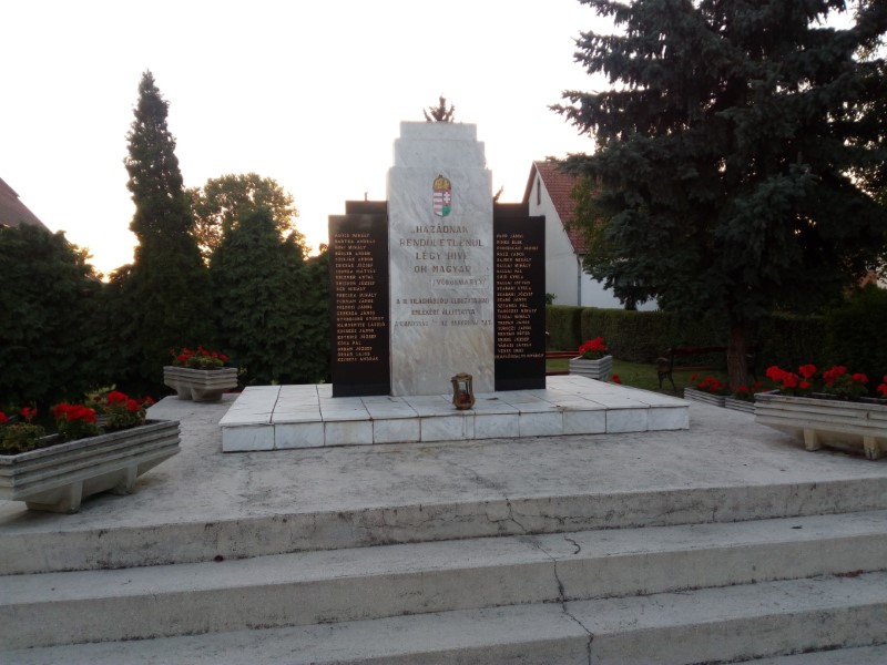 Kálmánháza a II. világháborús hősök emlékműve