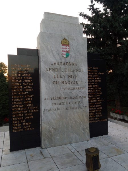 Kálmánháza a II. világháborús hősök emlékművének táblája a névsorral