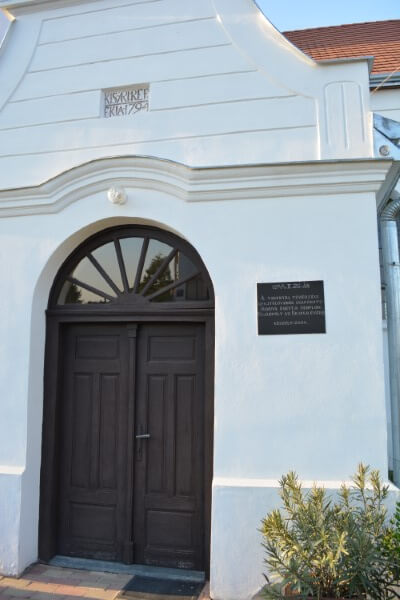 Kisar Református templom és a templom újjáépítésének emléktáblája