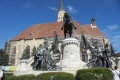 Kolozsvár Mátyás király lovas szobra és a Szent Mihály templom