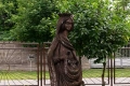 Komáromszentpéter - Szent Erzsébet szobor a római katolikus templomkertben