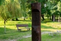 Komáromszentpéter - A Zichy-kastély parkja és a faragott Zichy Miklós emlékmű