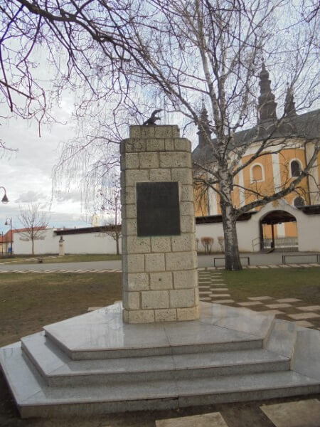 Máriapócs I. és II. világháború katona és polgár áldozatainak emlékműve és a kegytemplom