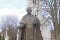 Máriapócs Mindszenty József szobor és a Római katolikus templom
