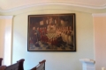 A nagykárolyi Kalazanci Szent József templom imatermének falán gróf Károlyi László családjával látható egy festményen