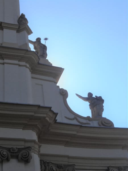 A Kalazanci Szent József római katolikus templom homlokzatának szobrai
