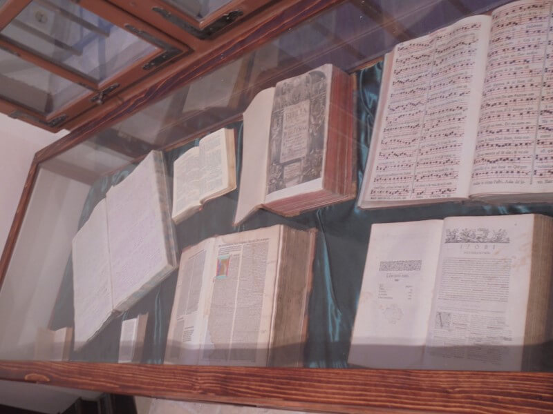 A nagykárolyi Kalazanci templom kiállított könyvei