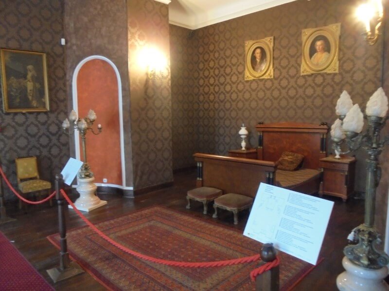 Nagykároly A Károlyi kastély hálószobája