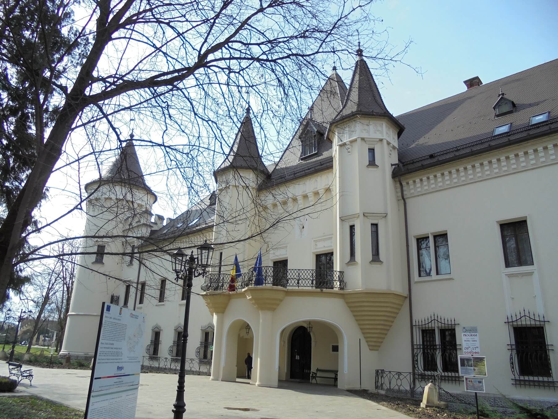 Nagykároly Károlyi kastély bejárata