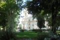 Nagykároly Kossuth-kert és a fákon túl a Kalazanci Szent József római katolikus templom