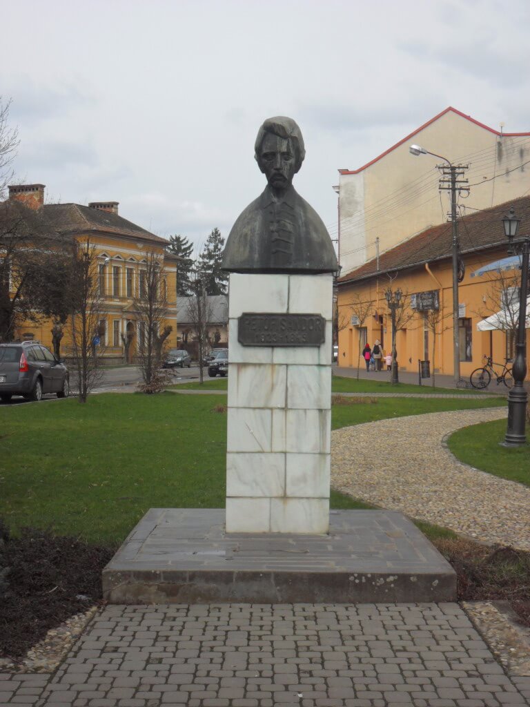 Nagykároly Petőfi Sándor szobor