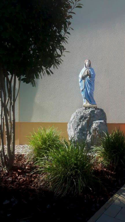 Nagymegyer - Szűz Mária szobor a Szent Teréz óvoda bejáratánál