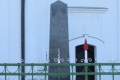 Nagyrábé Kossuth Lajos emlékoszlopa a református templomkertben