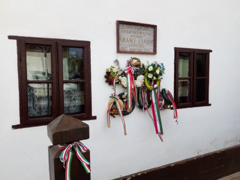 Nagyszalonta Arany János szülőháza helyén épült házon elhelyezett emléktábla
