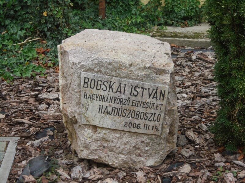 "Bocskai István Hagyományőrző Egyesület Hajdúszoboszló 2006. III. 14." feliratú emlékkő