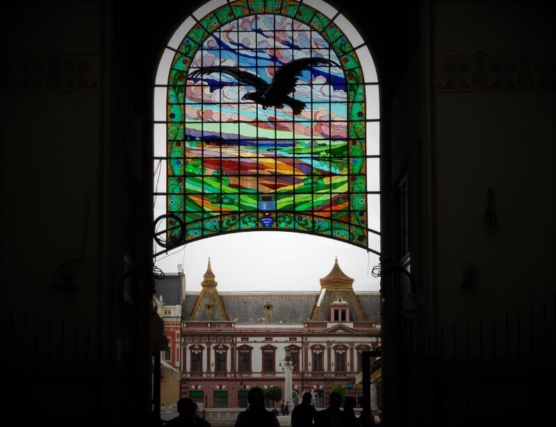 A nagyváradi Fekete Sas palota és szálló épülete ólomüveg bejárata