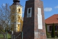 Nyírcsászári I. és II. világháborús hősök, és az elhurcoltak emlékműve a görögkatolikus templommal a háttérben