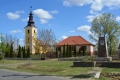 Nyírcsászári I. és II. világháborús hősök, és az elhurcoltak emlékműve a görögkatolikus templommal a háttérben