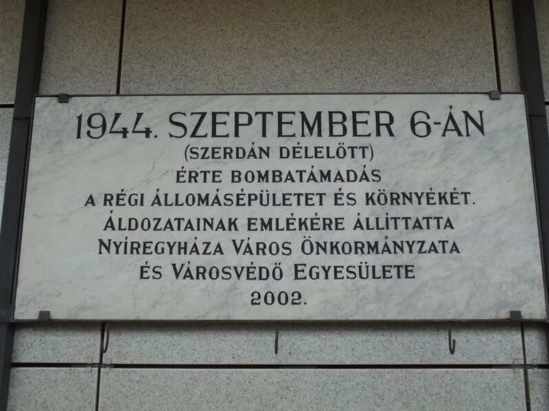 Nyíregyháza 1944. szeptember 6-án érte bombatámadás a régi vasútállomás épületet. Az áldozatok emléktáblája.