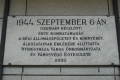 Nyíregyháza 1944. szeptember 6-án érte bombatámadás a régi vasútállomás épületet. Az áldozatok emléktáblája.