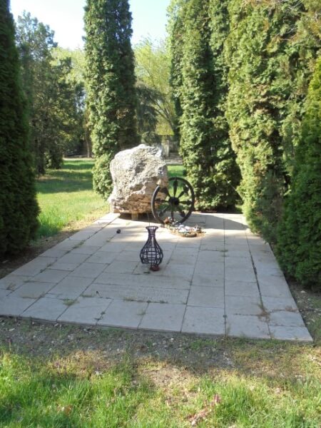 Nyíregyházi temetőben a Cigány áldozatok emlékműve