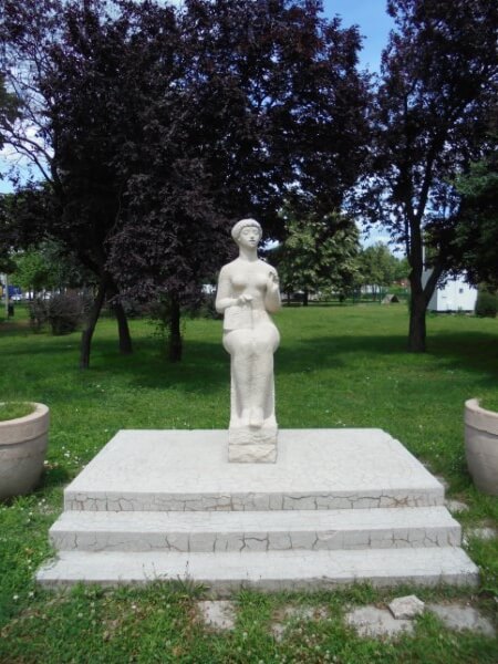 Nyíregyháza Éneklő lány - Szolmizáló szobor a Széna téren