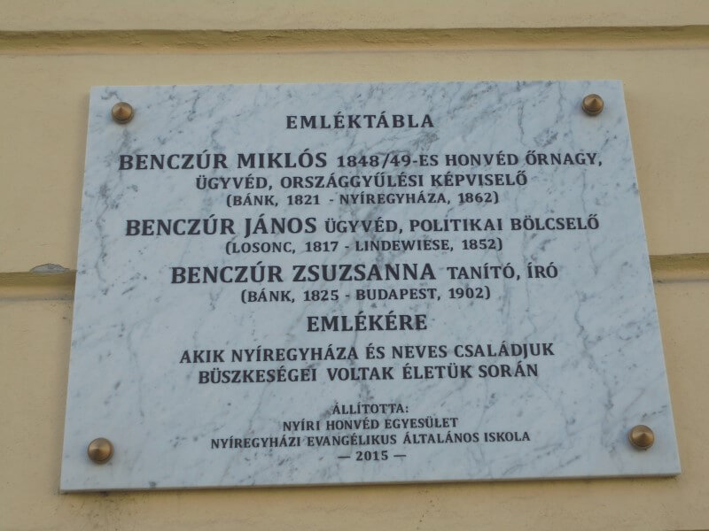 Nyíregyháza Túróczy Zoltán Evangélikus iskola falán a híres Benczúrok emléktáblája